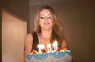 XXX ամուր սեքս տեսահոլովակներ է նրա դեմքին։