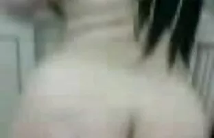 XXX Սեղանը կանգնած է հենց սեղանի կծու վրա ։