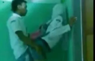 XXX pissing վրա սոֆթկոր պոռնո ապակե սեղանին